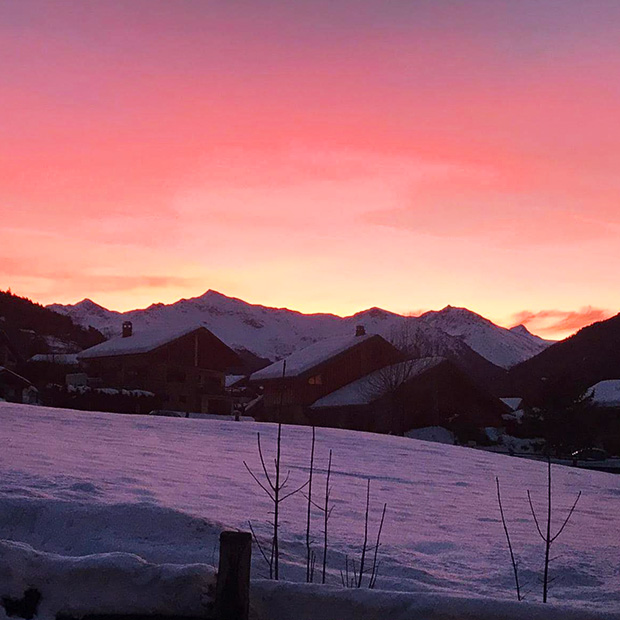 Chalet à la montagne au soleil couchant Chalet à la montagne au soleil couchant